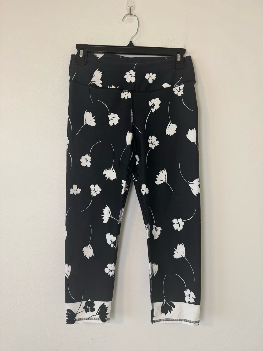 Fabletics Floral Capri Leggings Black White High Rise Size S